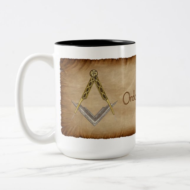 Caneca De Café Em Dois Tons Pergaminho com Quadrado e Compass (Esquerda)