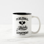 Caneca De Café Em Dois Tons Personalizado do Departamento Atlebol Retro Funny<br><div class="desc">Ponha seu café em estilo com esta caneca de picleball divertida, com pás de picleball cruzadas, bola e tipografia retrô em preto. Adicione seu texto personalizado para personalizar - nome do jogador, nome do grupo, nome do clube, cidade, nome do torneio, etc. Faz um presente de excelente para jogadores de...</div>