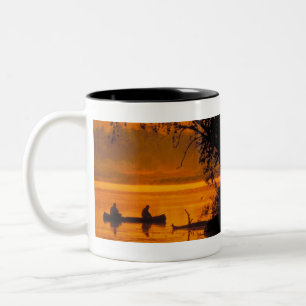 Caneca De Café Em Dois Tons Pescadores em uma canoa