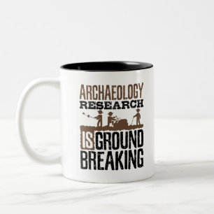 Caneca De Café Em Dois Tons Pesquisa em Arqueologia é inovadora