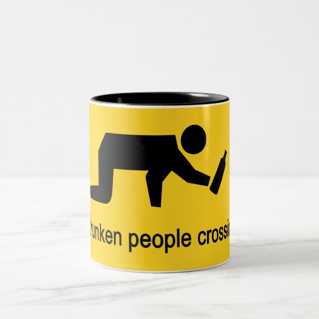 Caneca De Café Em Dois Tons Pessoas bêbadas atravessando ⚠ Sinal Tailandês ⚠ (Centro)