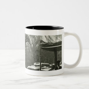 Caneca De Café Em Dois Tons Pessoas decorativas do fundo do pulso de disparo