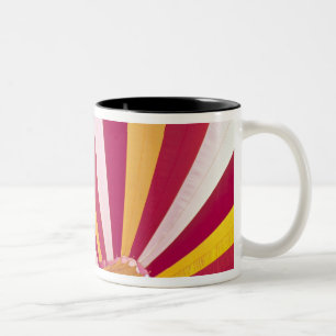 Caneca De Café Em Dois Tons Pessoas enchendo um balão de ar quente, Fort Coll