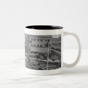 Caneca De Café Em Dois Tons Pessoas que jogam a opinião elevado B&W do mini