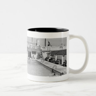 Caneca De Café Em Dois Tons Pessoas que relaxam na piscina exterior B&W