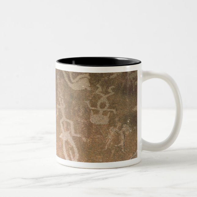 Caneca De Café Em Dois Tons Petroglyph cinzelado que descreve figuras (Direita)