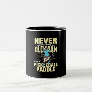 Caneca De Café Em Dois Tons Pickleball - Homem Idoso Com Uma Raquete de Pickle