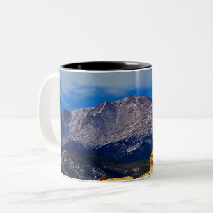Caneca De Café Em Dois Tons Pikes Pico com Árvore em Primeiro Plano