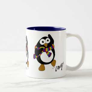 Caneca De Café Em Dois Tons Pinguim dos desenhos animados que veste um scarf.
