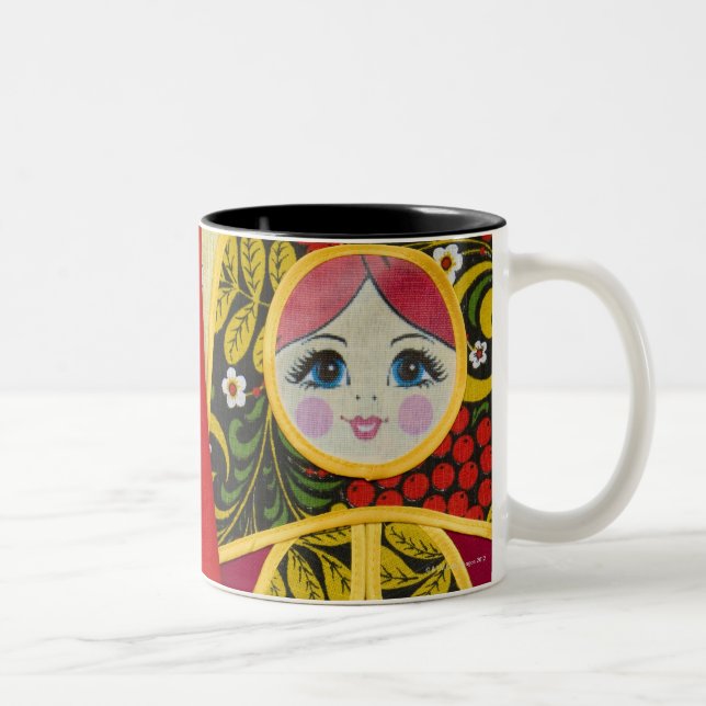 Caneca De Café Em Dois Tons Pintura da boneca de Matryoshka do russo (Direita)