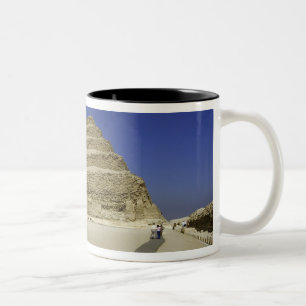 Caneca De Café Em Dois Tons Pirâmide de degraus em Saqqara, uma das primeiras