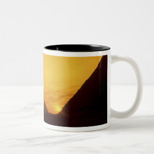 Caneca De Café Em Dois Tons Pirâmides Excelentes de Giza, Egito no pôr do sol