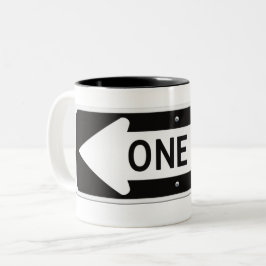 Caneca De Café Em Dois Tons Placa de rua preta e branca de um lado