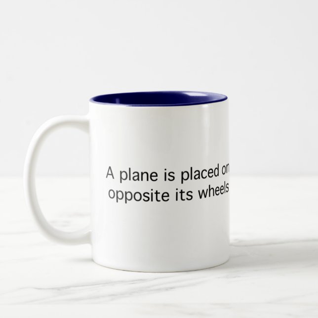 Caneca De Café Em Dois Tons Plano em uma escada rolante (Esquerda)