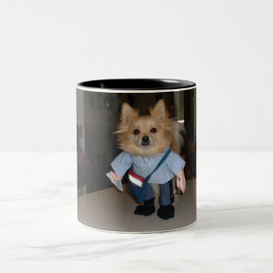 Caneca De Café Em Dois Tons pomeranian no traje do carteiro
