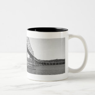 Caneca De Café Em Dois Tons Ponte B&W do ferro