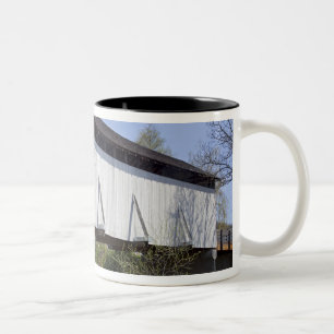 Caneca De Café Em Dois Tons Ponte Coberta Antelope Creek, construída em 1922