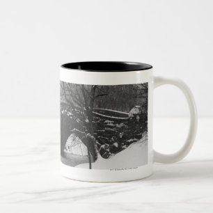Caneca De Café Em Dois Tons Ponte de pedra sobre o rio coberto de neve