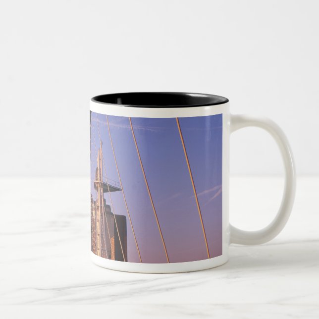 Caneca De Café Em Dois Tons Ponte Millennium, Centro Lowry, Salford (Direita)