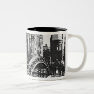 Caneca De Café Em Dois Tons Ponte no Speicherstadt Hamburgo, c.1910