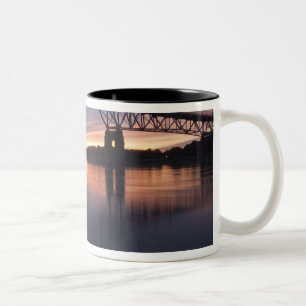 Caneca De Café Em Dois Tons Ponte Sagamor sobre o canal Cape Cod, 2