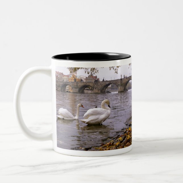 Caneca De Café Em Dois Tons Ponte Swans e Charles em Praga (Esquerda)