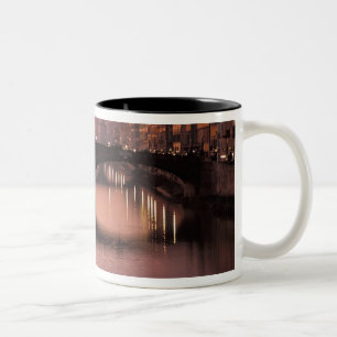 Caneca De Café Em Dois Tons Pontes sobre o rio Arno ao pôr do sol, 2