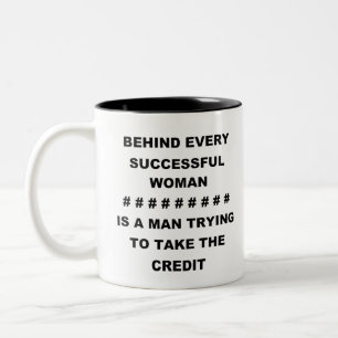 CANECA DE CAFÉ EM DOIS TONS POR TRÁS DE CADA MULHER BEM-SUCEDIDA