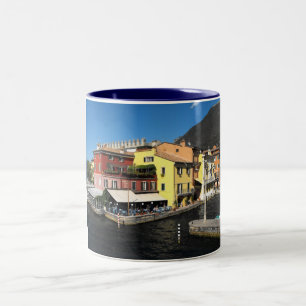 Caneca De Café Em Dois Tons Porto em Malcesine, no lago Garda, na Itália