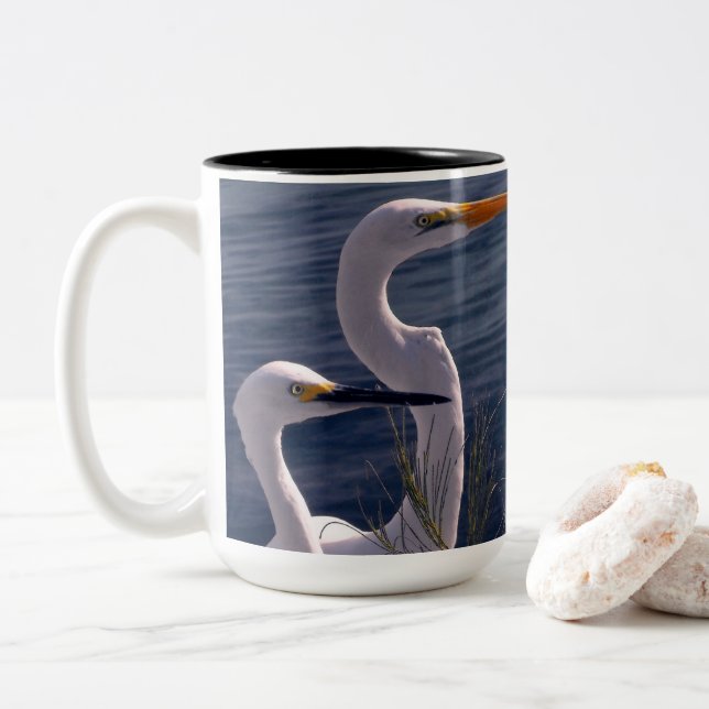 Caneca De Café Em Dois Tons Posicionando Egrets (Com Donut)