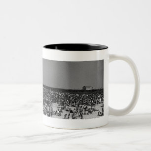 Caneca De Café Em Dois Tons Praia aglomerada