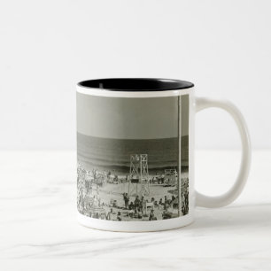 Caneca De Café Em Dois Tons Praia aglomerada