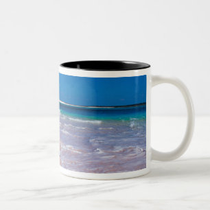 Caneca De Café Em Dois Tons Praia de areia rosa na Baía de Conch, Ilha do Gato