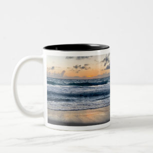 Caneca De Café Em Dois Tons praia do nascer do sol no Havaí