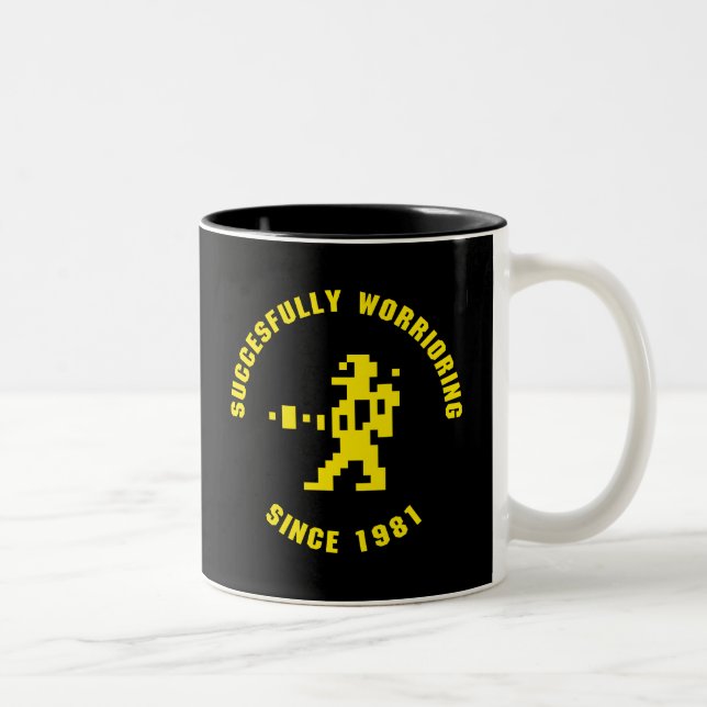 Caneca De Café Em Dois Tons Preocupante - amarelo-preto (Direita)