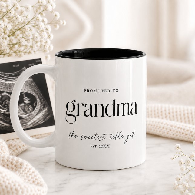 Caneca De Café Em Dois Tons Presente de Anúncio de Gravidez para a Vovó (Pregnancy Announcement Gift for Grandma Two-Tone Coffee Mug)