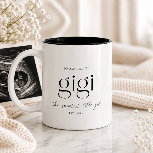 Caneca De Café Em Dois Tons Presente de Anúncio de Gravidez para Gigi (Pregnancy Announcement Gift for Gigi Two-Tone Coffee Mug)