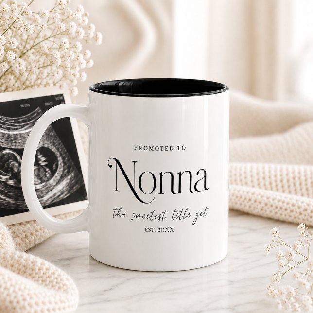 Caneca De Café Em Dois Tons Presente de Anúncio de Gravidez para Nonna (Pregnancy Announcement Gift for Nonna Two-Tone Coffee Mug)