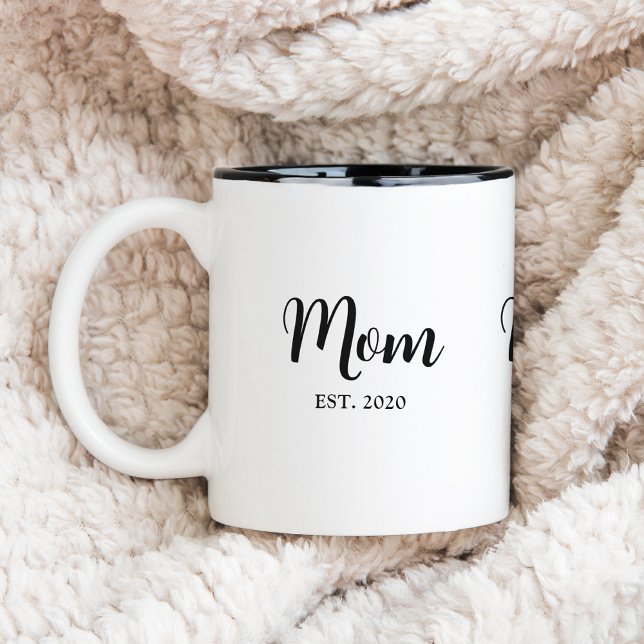 Caneca De Café Em Dois Tons Presente de Texto de Roteiro Estabelecido pela Mam (Mom established elegant script mug gift with personalizable monogram name and year of becoming a mom)