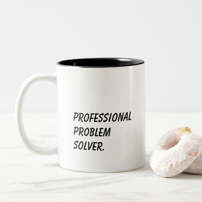 Caneca De Café Em Dois Tons Presente engraçado de 'Solucionador de Problemas P (Com Donut)