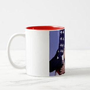 Caneca De Café Em Dois Tons Presidente Trunfo Abraço a bandeira
