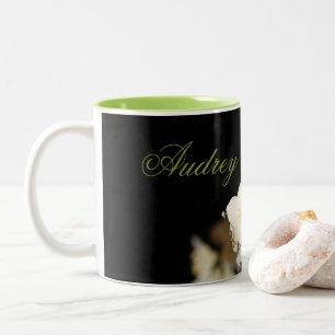 Caneca De Café Em Dois Tons Preto Com Flores Brancas