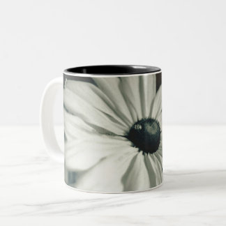 Caneca De Café Em Dois Tons Preto e Branco - Susan Olhada
