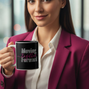 Caneca De Café Em Dois Tons Preto se movendo para a frente junto com a tipogra