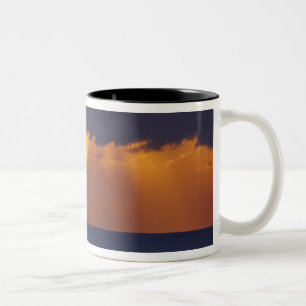 Caneca De Café Em Dois Tons Primeira Luz sobre o Mar de Tasmânia, Austrália
