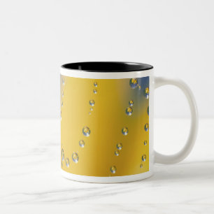 Caneca De Café Em Dois Tons Primeiro plano de teia de aranha com gotas de orva
