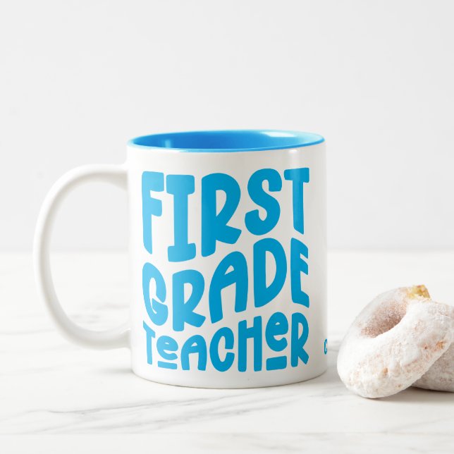Caneca De Café Em Dois Tons Professor do Primeiro Ano Texto Azul Claro (Com Donut)