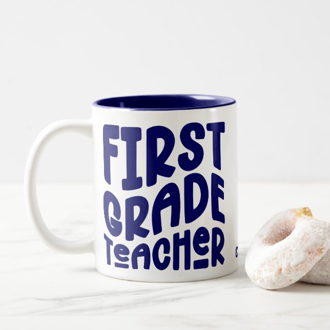 Caneca De Café Em Dois Tons Professor do Primeiro Ano Texto Azul Marinho (Com Donut)