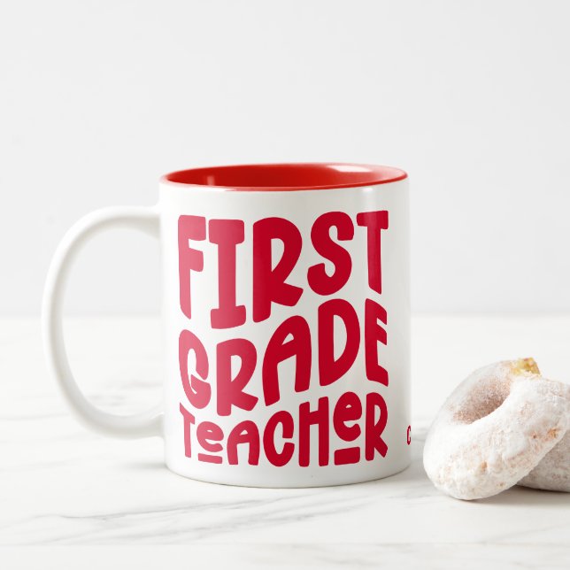 Caneca De Café Em Dois Tons Professor do Primeiro Ano Texto Vermelho  (Com Donut)
