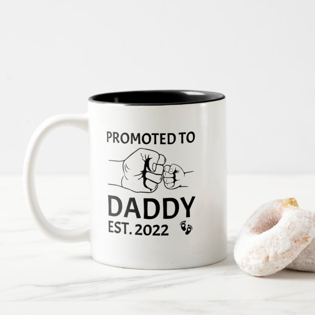 Caneca De Café Em Dois Tons Promoted to daddy est 2022 dad baby fist (Com Donut)